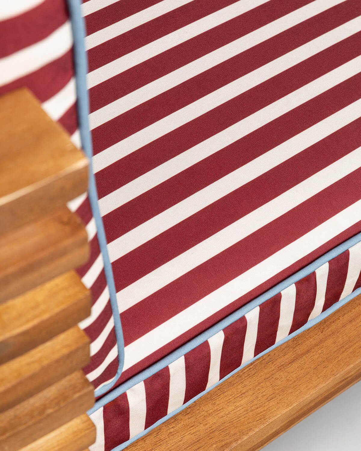 Set aus quadratischem Tisch (160x160 cm) und 8 Stühlen aus Akazienholz und Outdoor-Stoff Hazan, Galeriebild 5