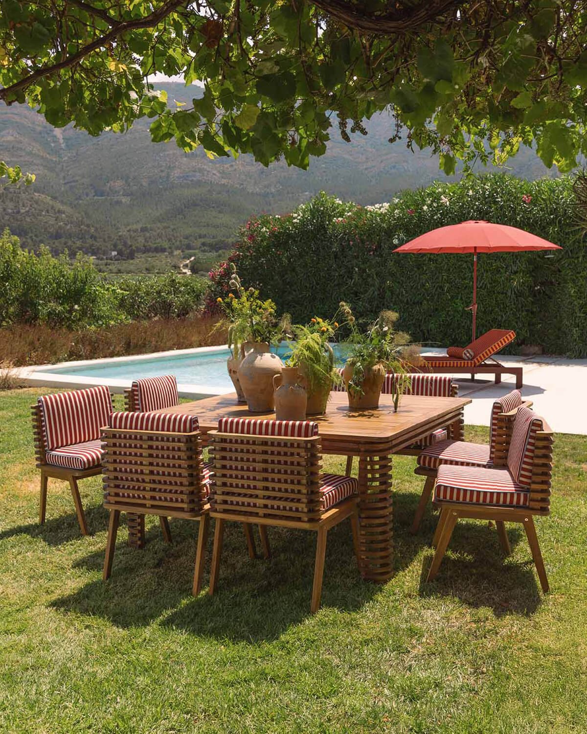 Set aus quadratischem Tisch (160x160 cm) und 8 Stühlen aus Akazienholz und Outdoor-Stoff Hazan, Galeriebild 2