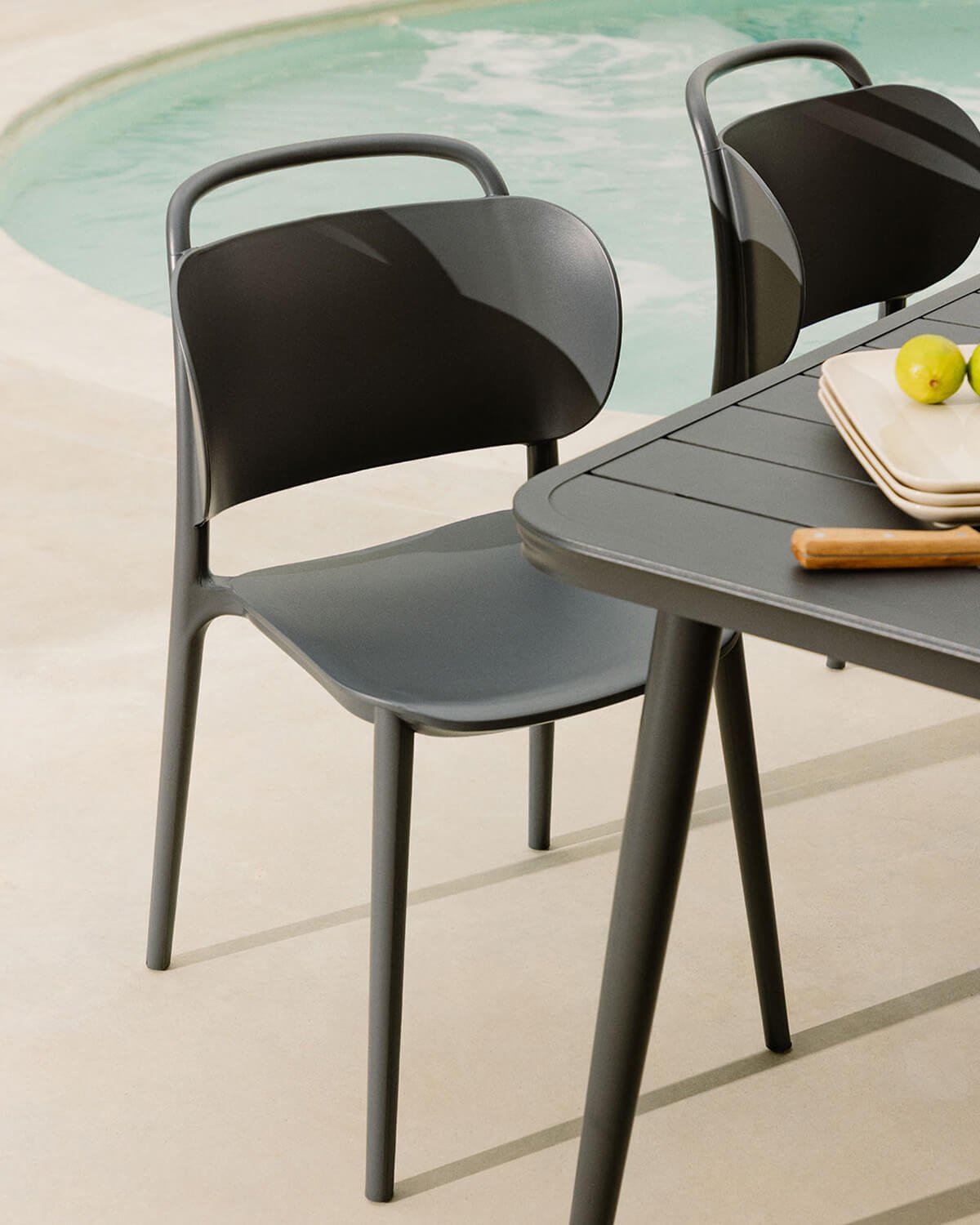 Rechteckiges Tischset Cancun aus Aluminium (160x90 cm) und 6 Kole-Outdoor-Stühle aus Polypropylen, Galeriebild 3