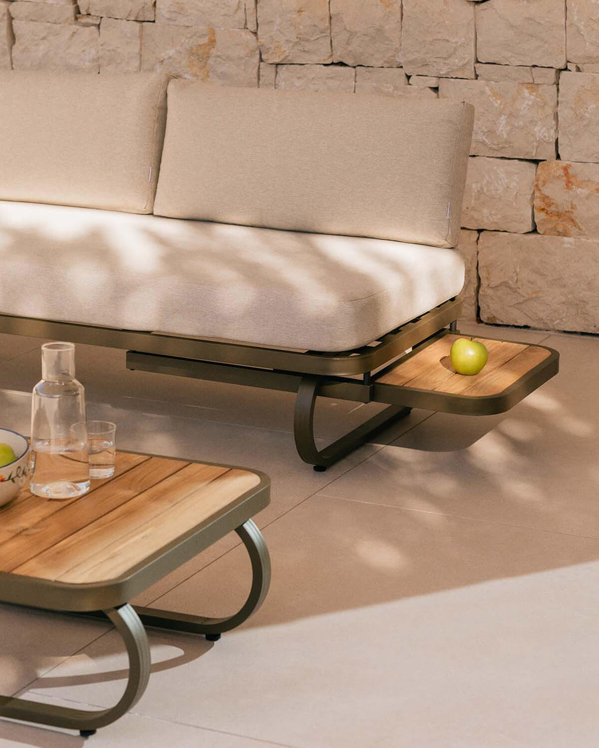 Emilia Gartenset mit 2 Zweisitzer-Sofas und Couchtisch aus Teakholz und Metall, Galeriebild 3