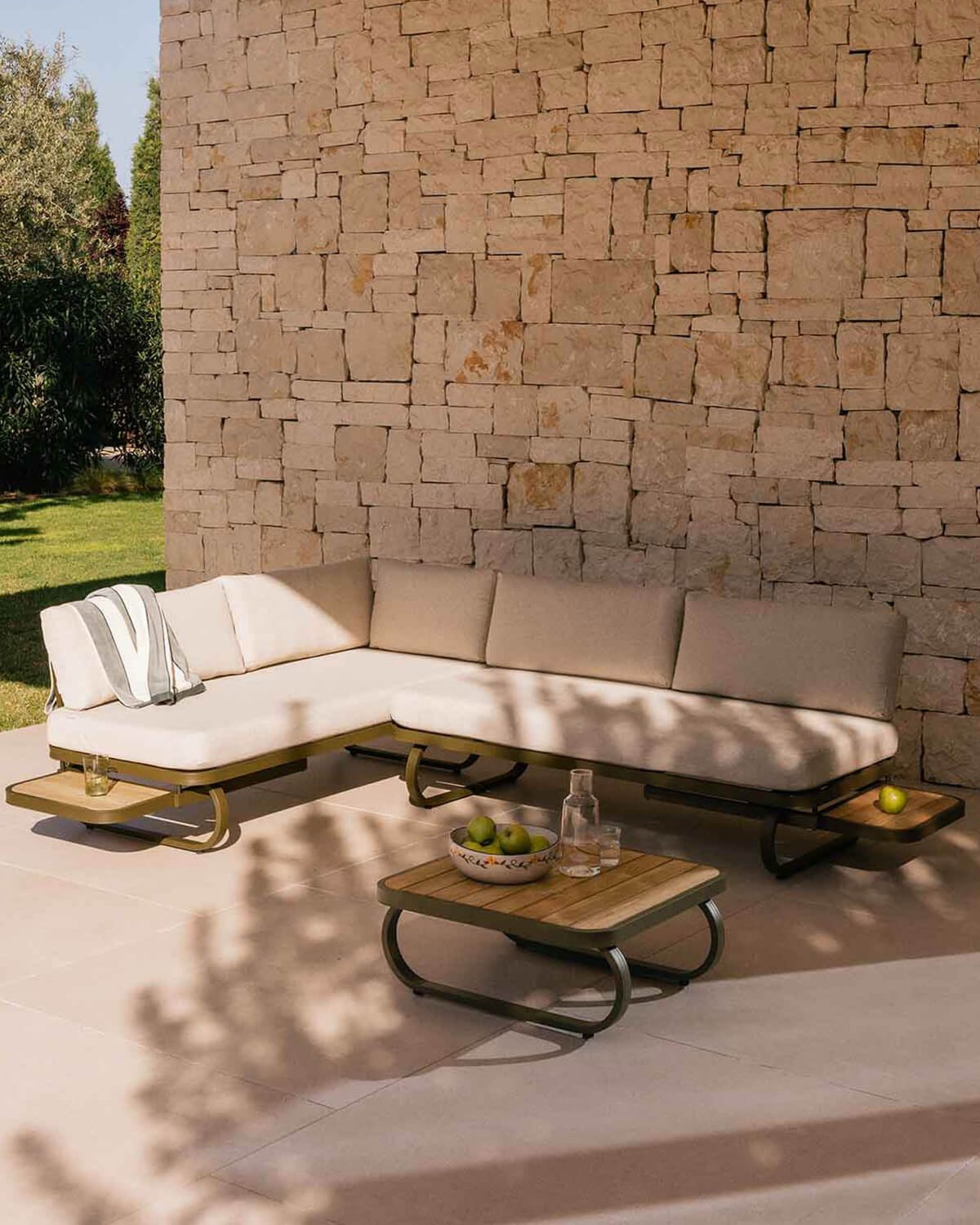 Emilia Gartenset mit 2 Zweisitzer-Sofas und Couchtisch aus Teakholz und Metall, Galeriebild 2