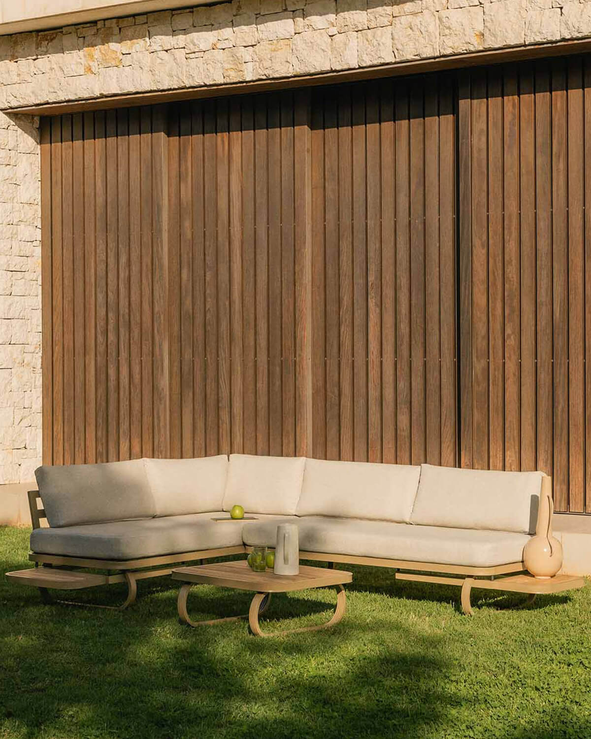 Emilia Gartenset mit 2 Zweisitzer-Sofas und Couchtisch aus Teakholz und Metall, Galeriebild 2