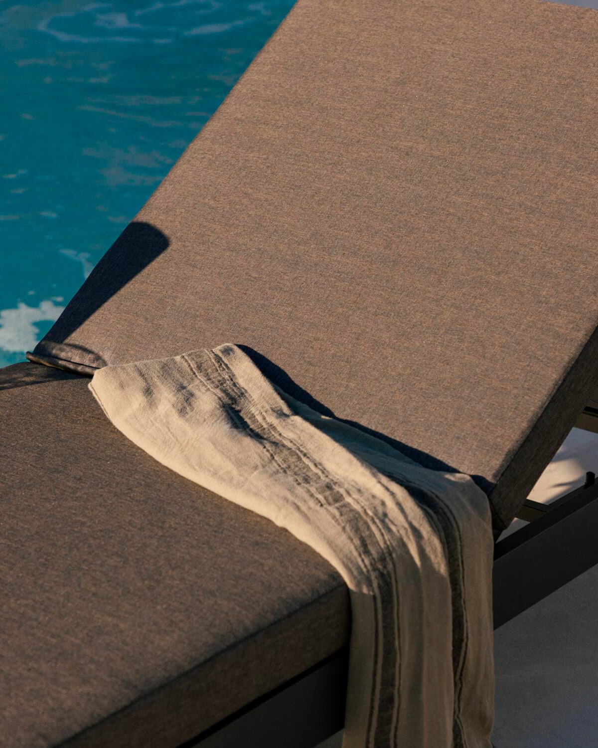 New Kreta Aluminium Liege mit Stoffkissen, Galeriebild 3