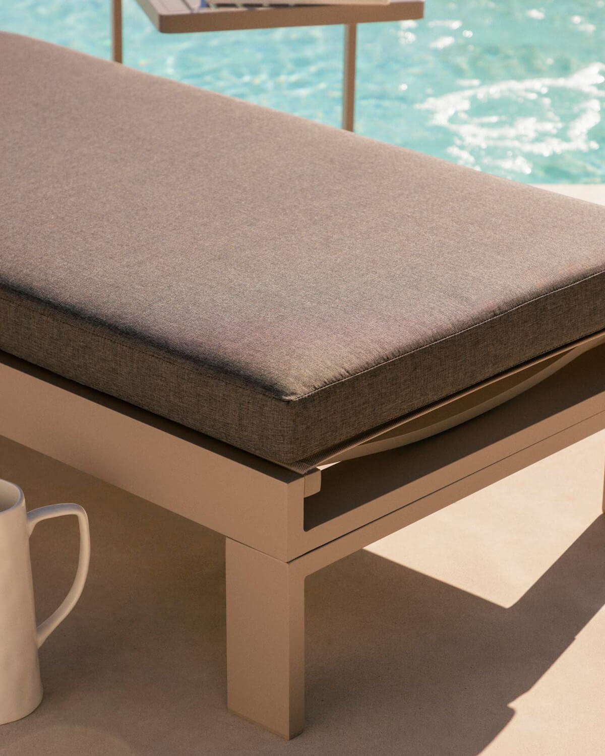 Sonnenliege mit abnehmbarem Kissen und quadratischem Kissen New Kreta, Galeriebild 3