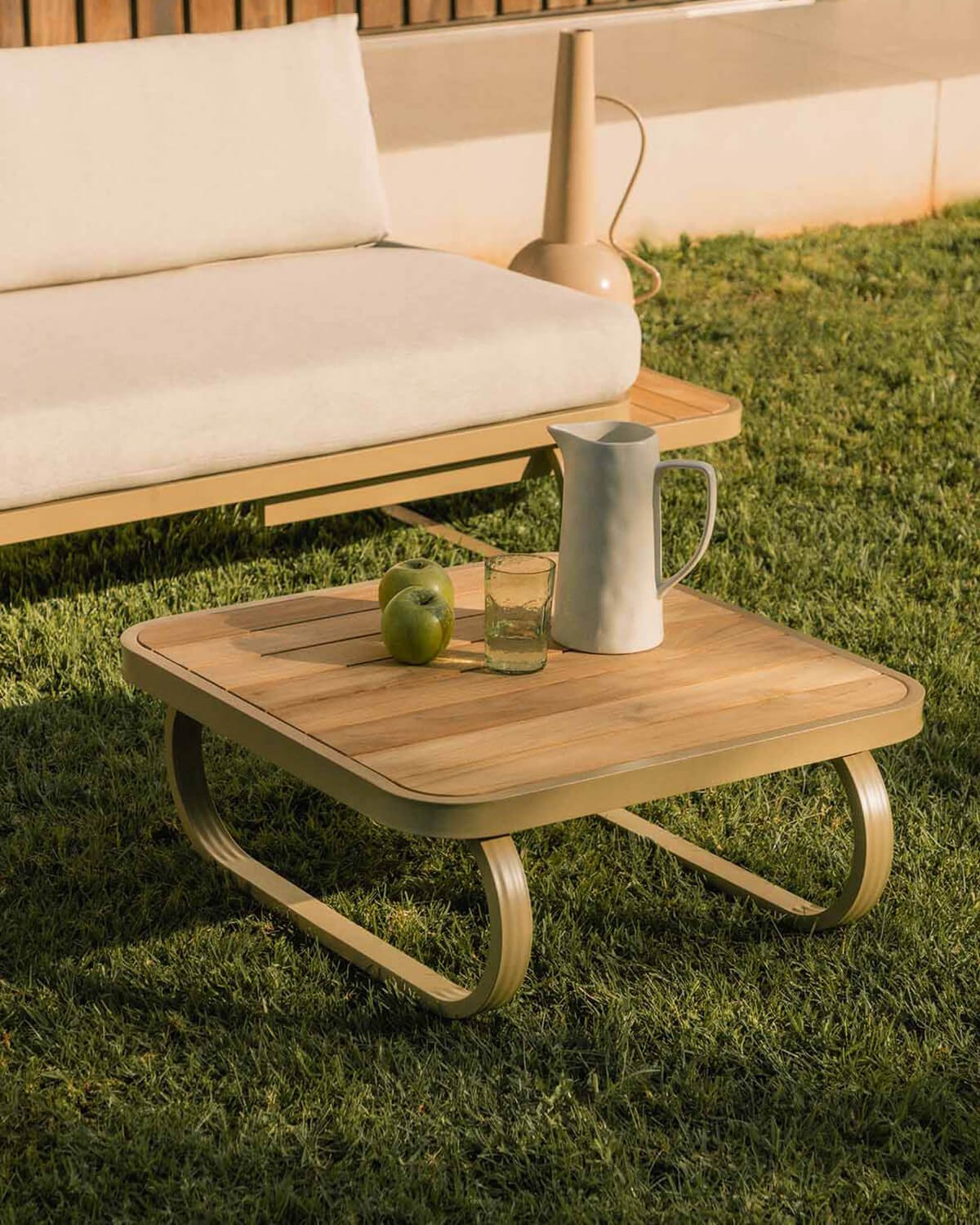 Emilia Gartenset mit 2 Sofas, 1 Sessel und Couchtisch aus Teakholz und Metall, Galeriebild 3