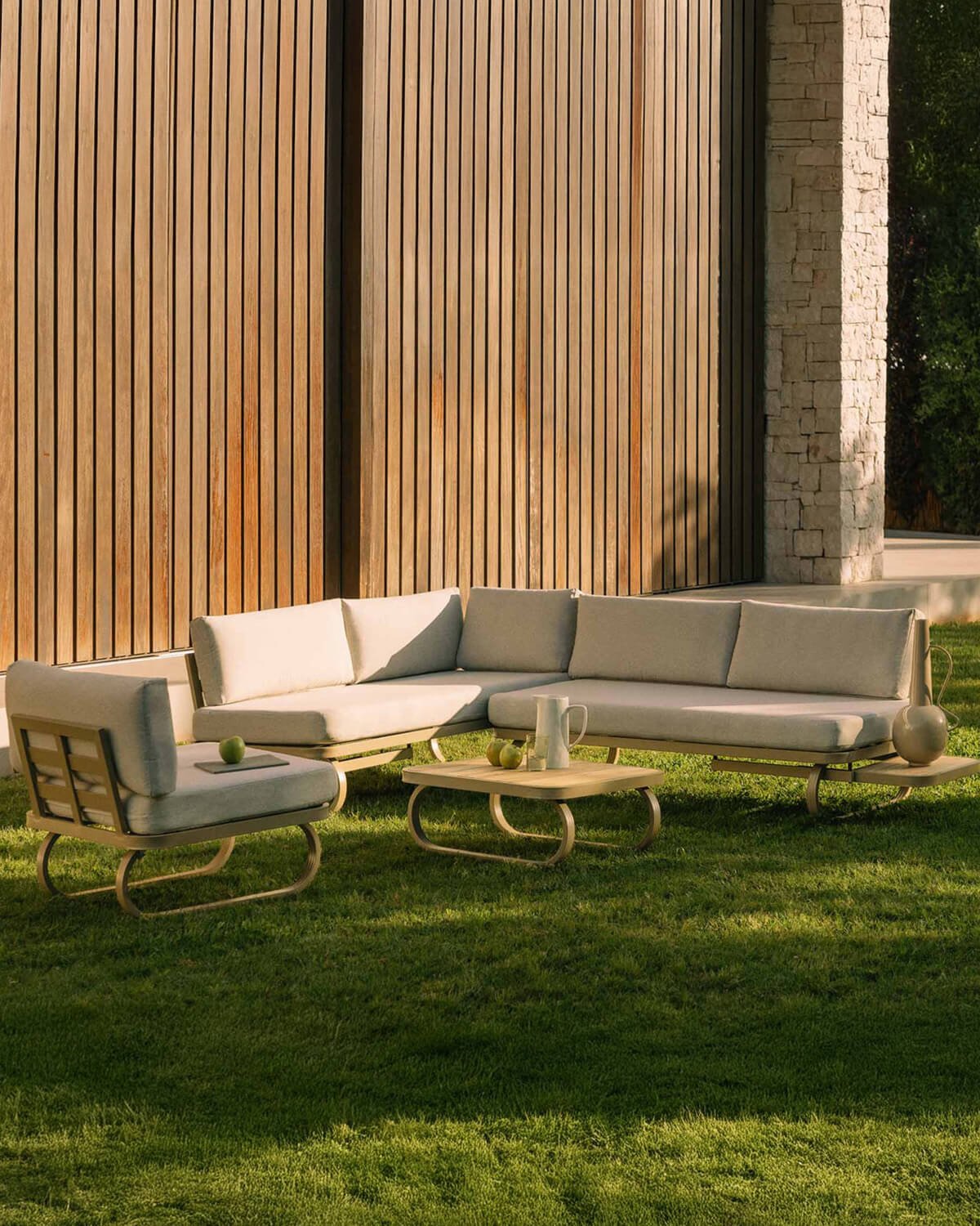 Emilia Gartenset mit 2 Sofas, 1 Sessel und Couchtisch aus Teakholz und Metall, Galeriebild 2