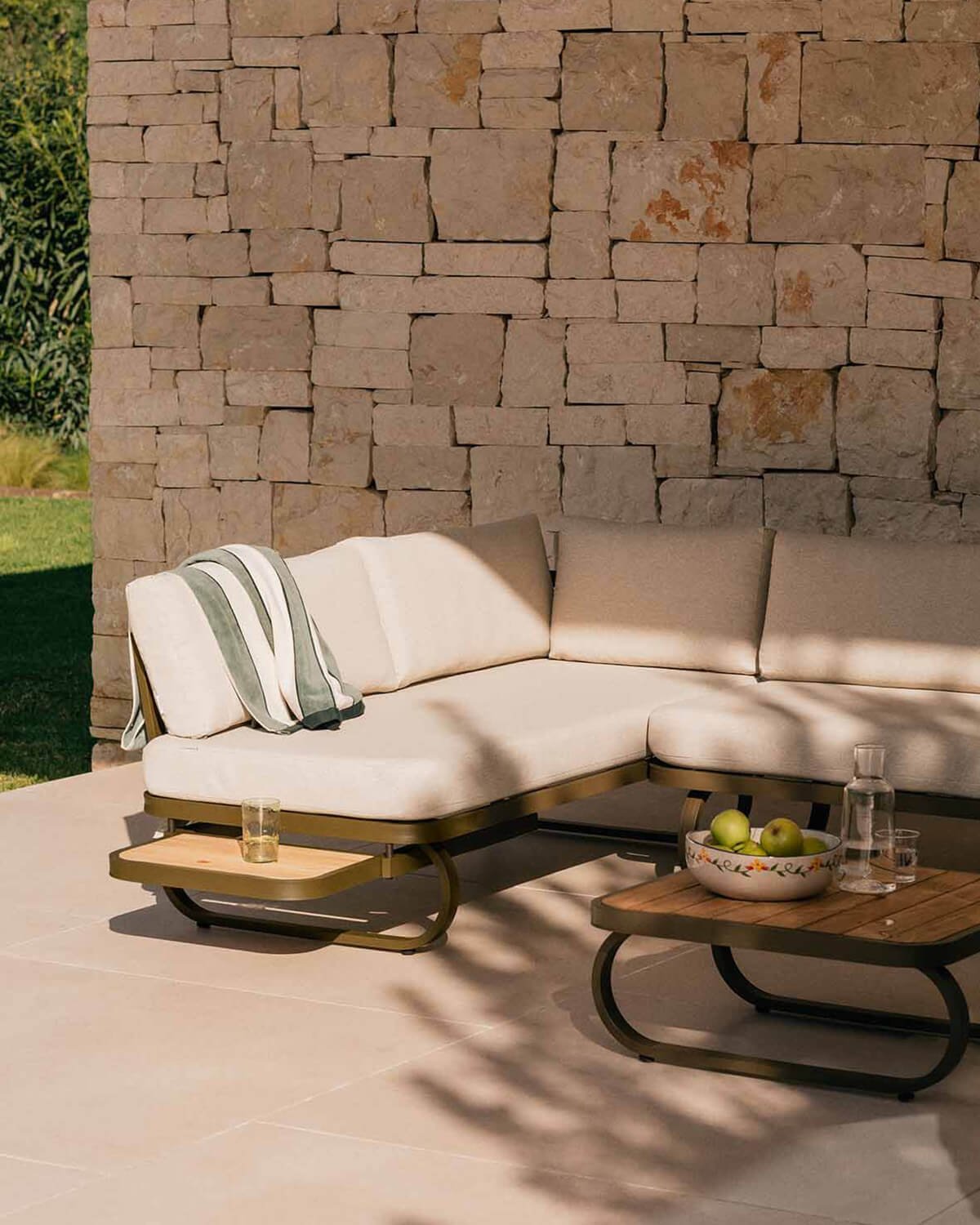 Emilia Gartenset mit 2 Sofas, 1 Sessel und Couchtisch aus Teakholz und Metall, Galeriebild 3