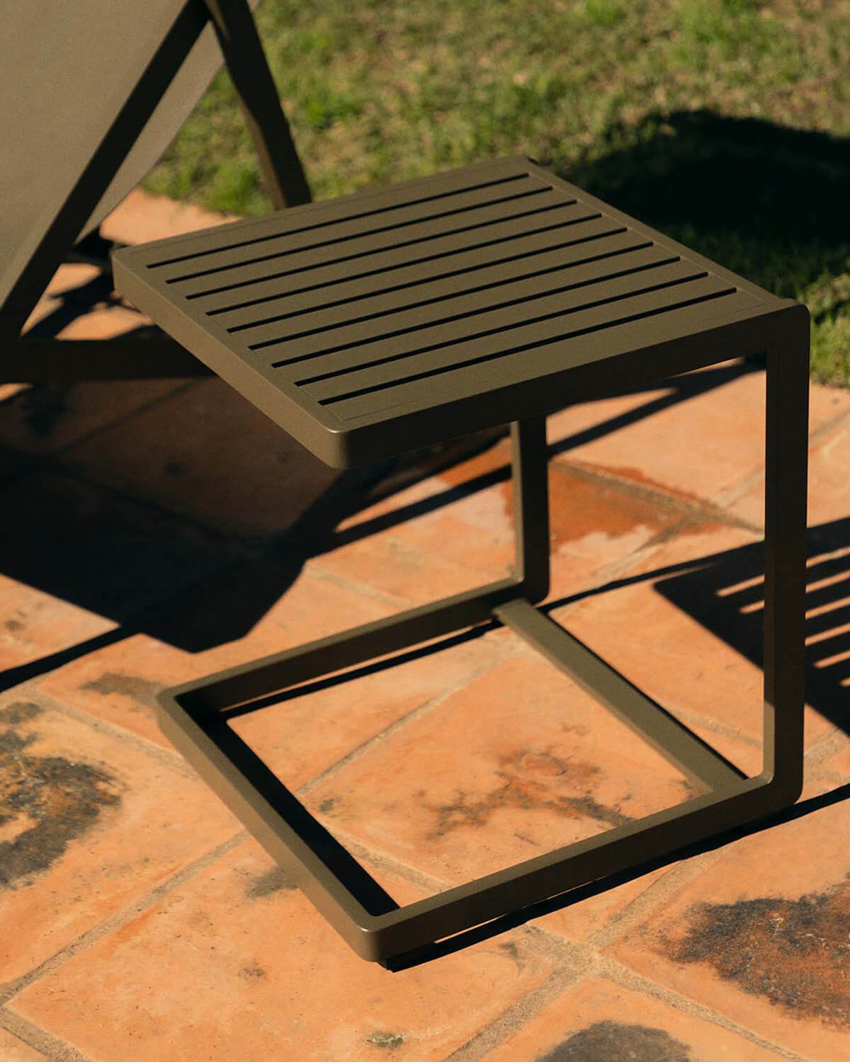 Rilas Liegende Hängematte und Aluminium Beistelltisch Set (40x40 cm) Kreta, Galeriebild 3