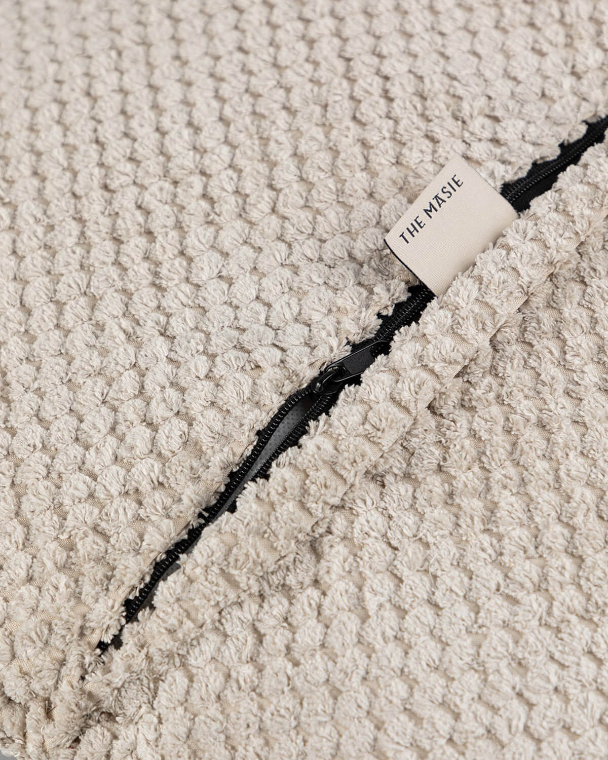 Quadratisches Stoffkissen (43x43 cm) mit Pompons, Galeriebild 3