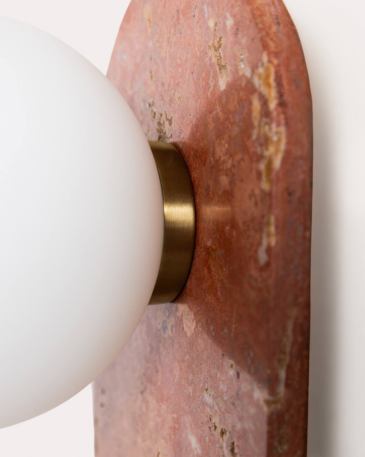 Orbes Travertin-Marmor-Wandleuchte, Galeriebild 5