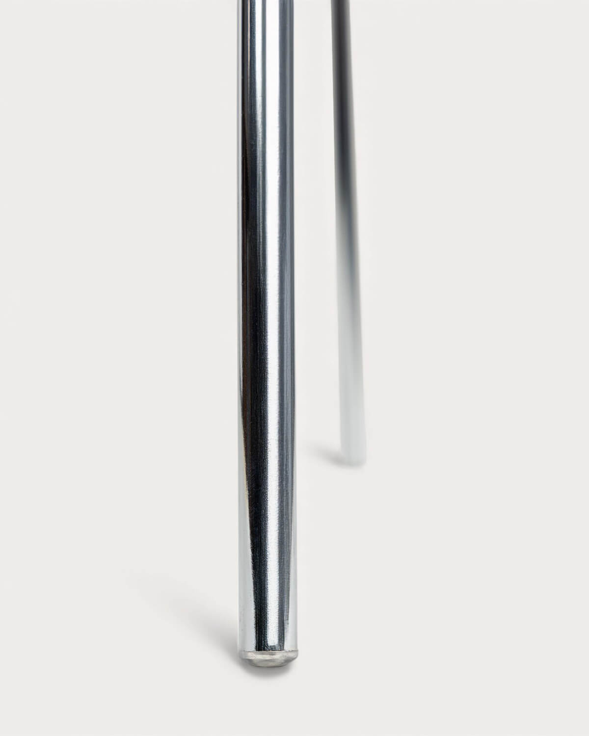 Hoher Hocker aus Polyethylen und Metall (75 cm) Kiefernzapfen, Galeriebild 8