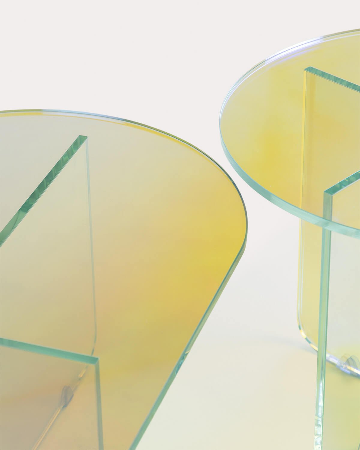  Beistelltisch-Set und Couchtisch-Set aus Schillerndem Gehärtetem Glas Iris, Galeriebild 3