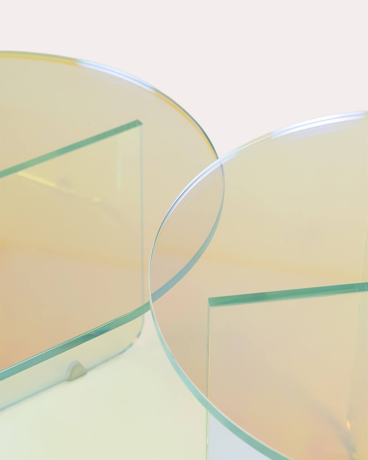  Beistelltisch-Set und Couchtisch-Set aus Schillerndem Gehärtetem Glas Iris, Galeriebild 4