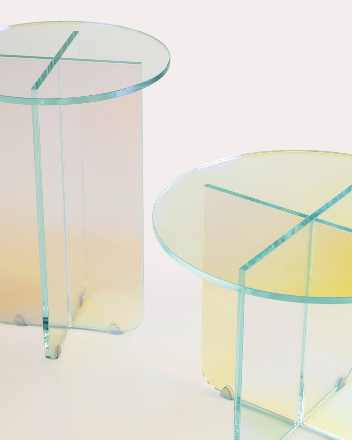  Beistelltisch-Set und Couchtisch-Set aus Schillerndem Gehärtetem Glas Iris, Galeriebild 3