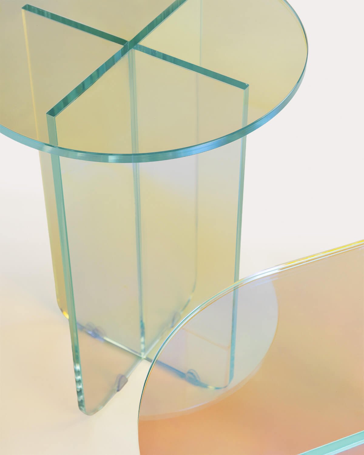  Beistelltisch-Set und Couchtisch-Set aus Schillerndem Gehärtetem Glas Iris, Galeriebild 3