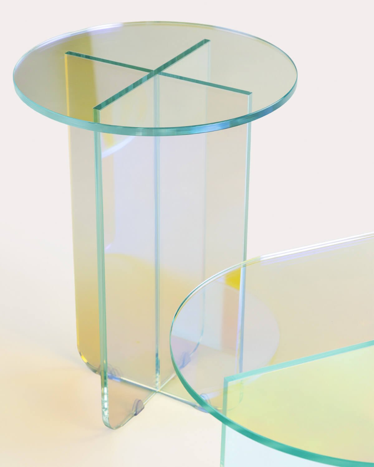  Beistelltisch-Set und Couchtisch-Set aus Schillerndem Gehärtetem Glas Iris, Galeriebild 4