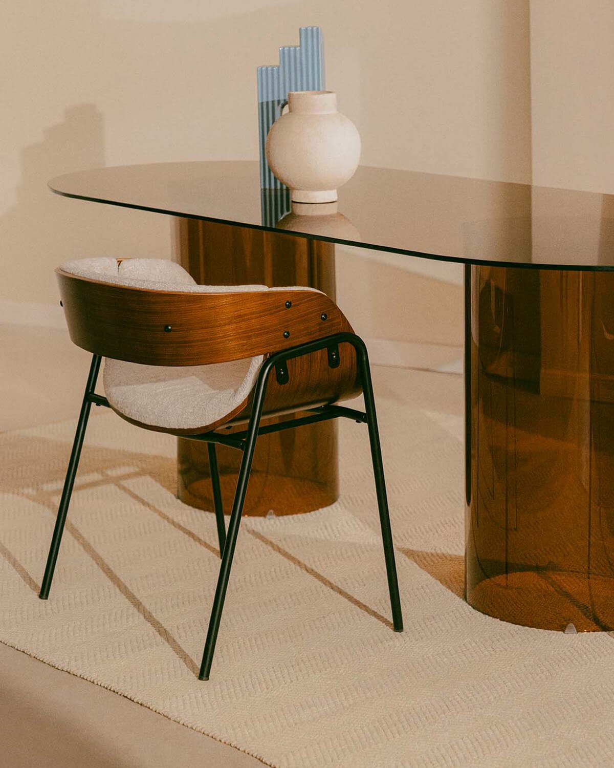 Ovaler Esstisch aus Gehärtetem Glas (200x90 cm) Kolu und 4 Stühle aus Holz und Stoff Berlin, Galeriebild 2