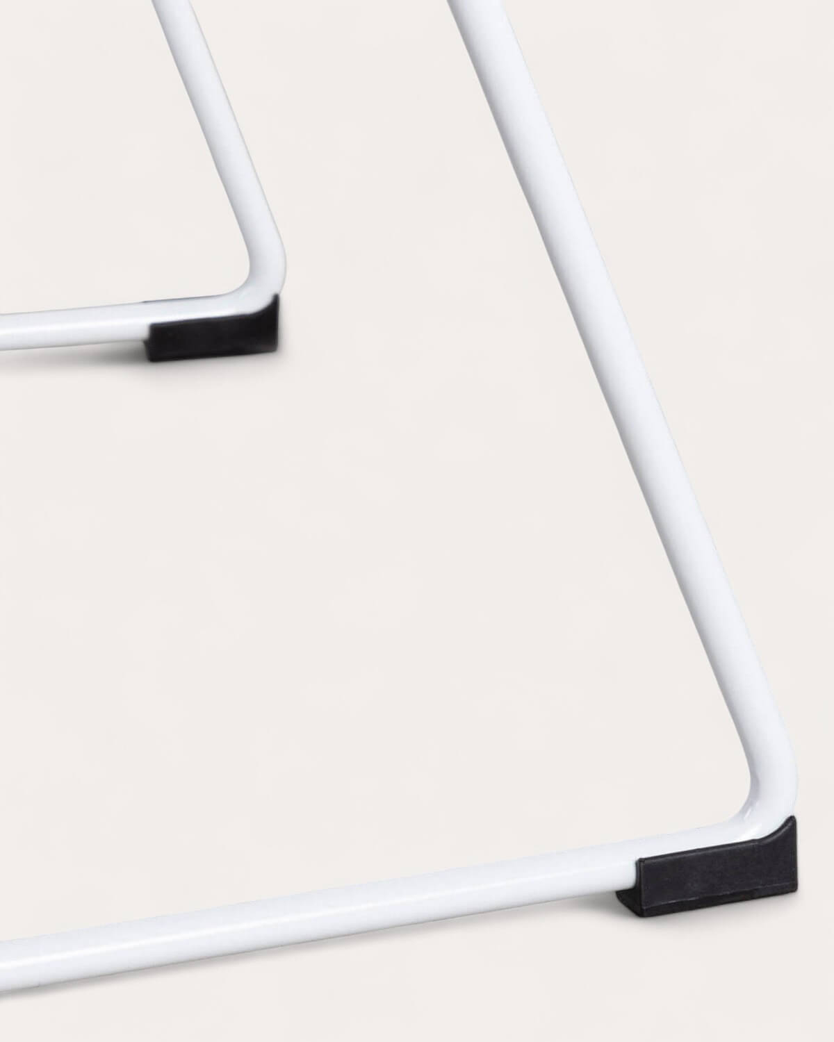 Set aus Rundem Stahl-Esstisch Denis und 2 Stahlstühlen Aras, Galeriebild 7