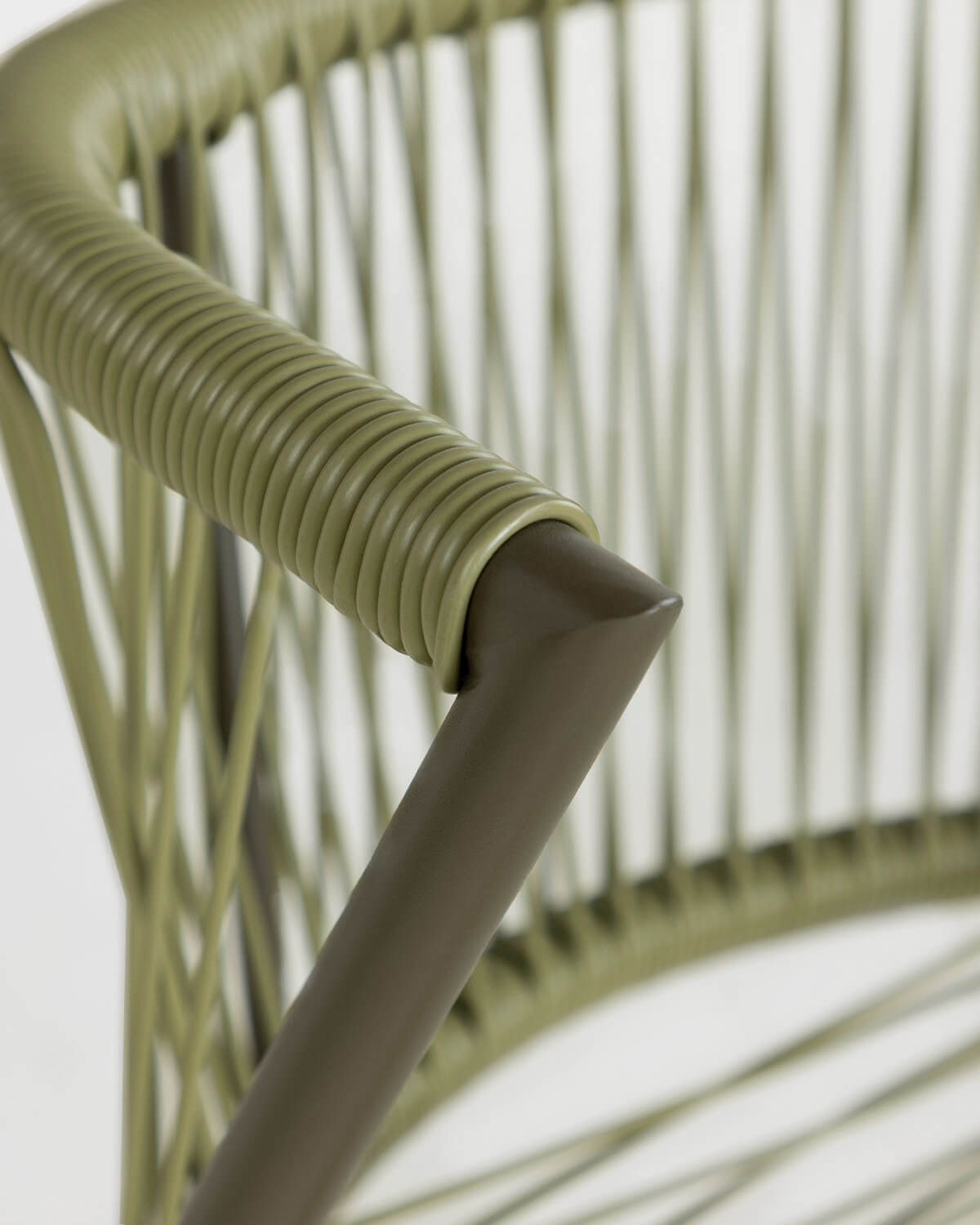 Ovaler Tisch (105x55 cm) und 2 Satzstühle aus Metall und synthetischem Rattan für den Außenbereich Paolo, Galeriebild 6