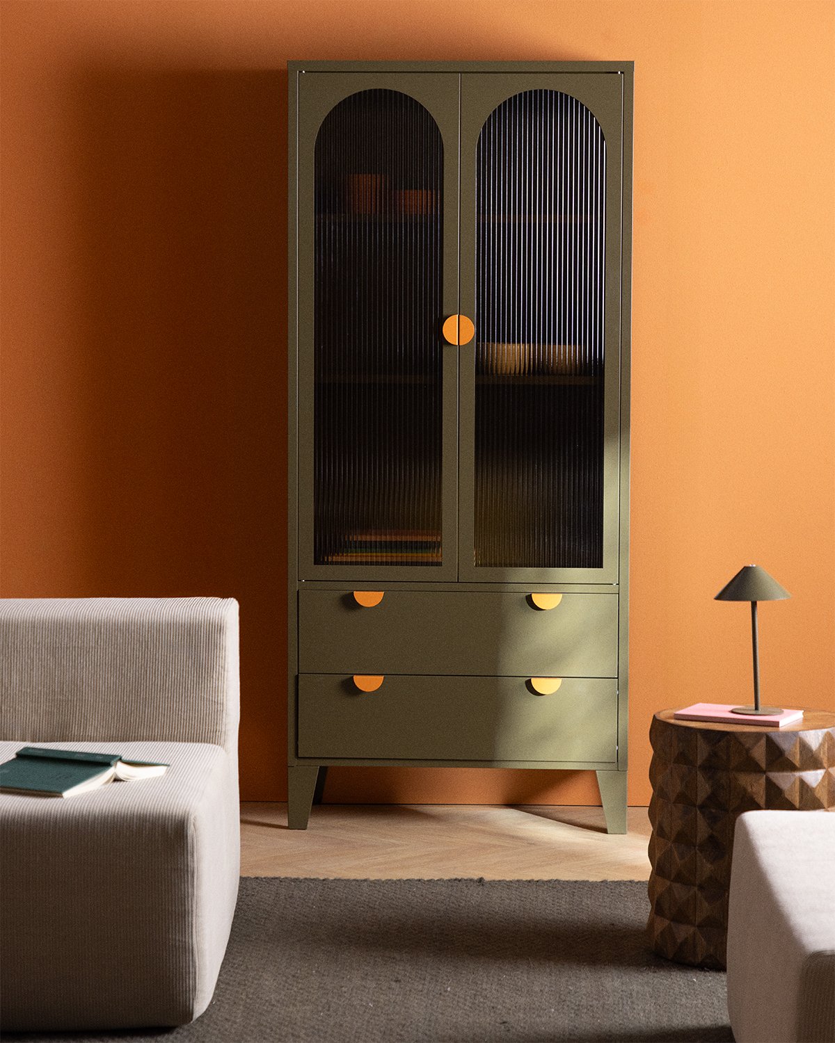 Hohes Sideboard mit 2 Türen und 2 Schubladen aus laminiertem Stahl und Glas Andrius, Galeriebild 2