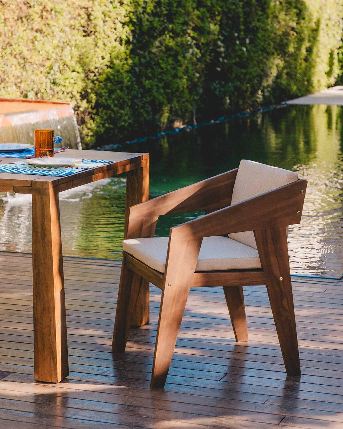 Gartenstuhl mit Armlehnen aus Akazienholz und Stoff Tanon, Galeriebild 2