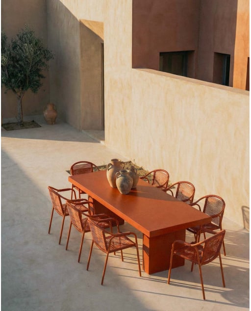 Rechteckiger Zementtisch (245x110 cm) Itxaso und 8 Gartenstühle mit Armlehnen aus Metall und Seil Murna