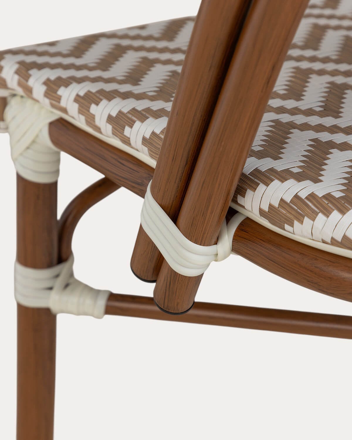 Yona Bistro-Essgruppe mit rundem Tisch (Ø 60 cm) und 2 Stühlen aus Metall und synthetischem Rattan, Galeriebild 13