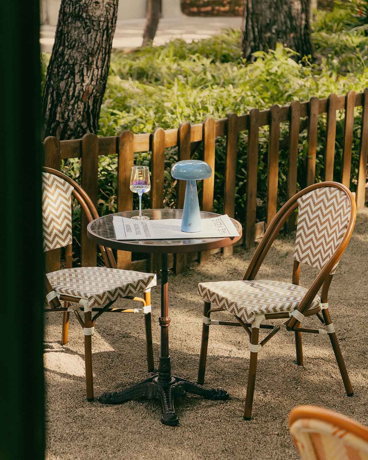 Runder Bistro-Tisch aus Metall für den Außenbereich (Ø60 cm) Yona, Galeriebild 2