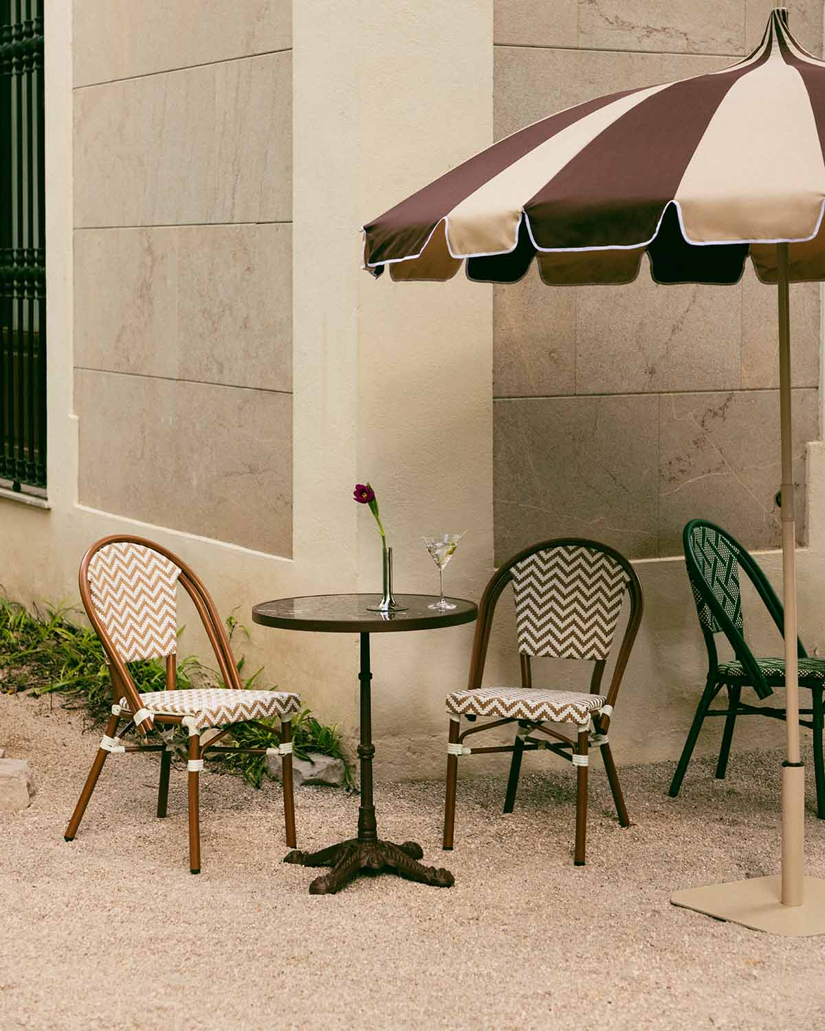 Set Rundtisch (Ø 60 cm) und 2 Gartenstühle aus Metall und Synthetischem Rattan Yona Bistro, Galeriebild 2
