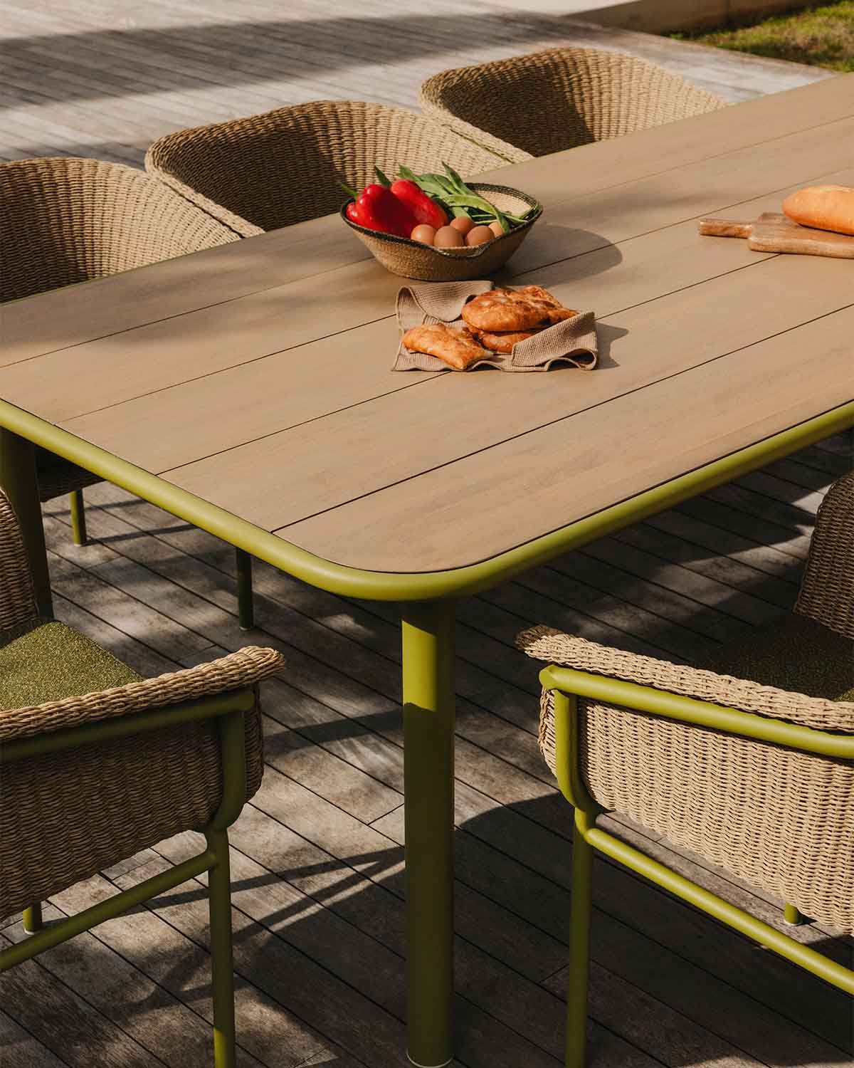 Rechteckiger Tisch (240x110 cm) und 8 Gartenstühle aus Akazienholz und Metall Caitlyn, Galeriebild 3