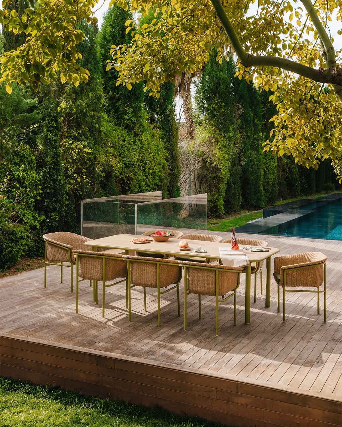 Rechteckiger Tisch (240x110 cm) und 8 Gartenstühle aus Akazienholz und Metall Caitlyn, Galeriebild 2