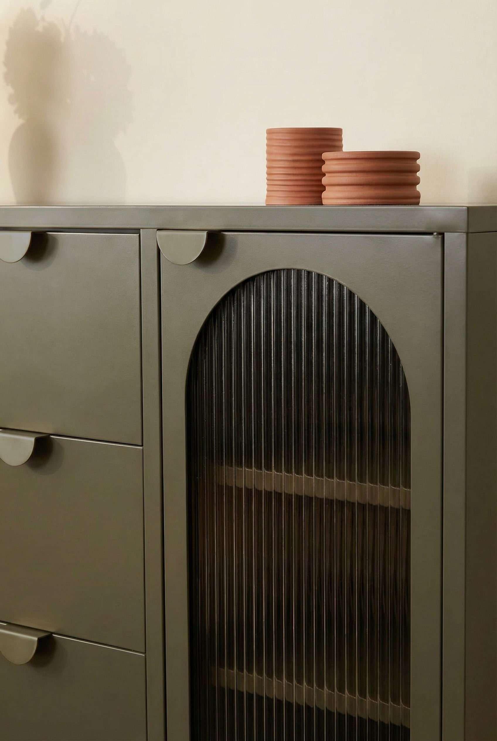 Andrius Sideboard (niedrig) mit 2 Türen und 3 Schubladen, Stahl- und Glaslaminat, Galeriebild 3