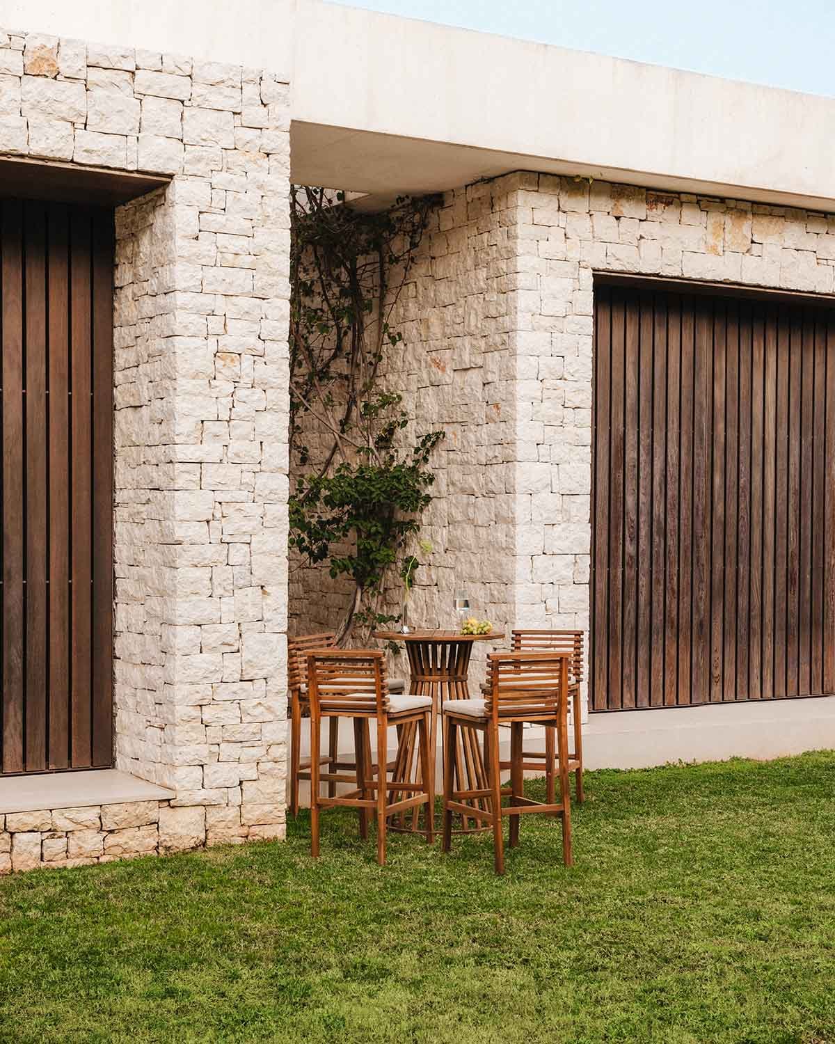 Outdoor-Stehtisch-Set (Ø70 cm) und 4 Barhocker aus Akazienholz und Stoff (75 cm) Hazan, Galeriebild 5073833