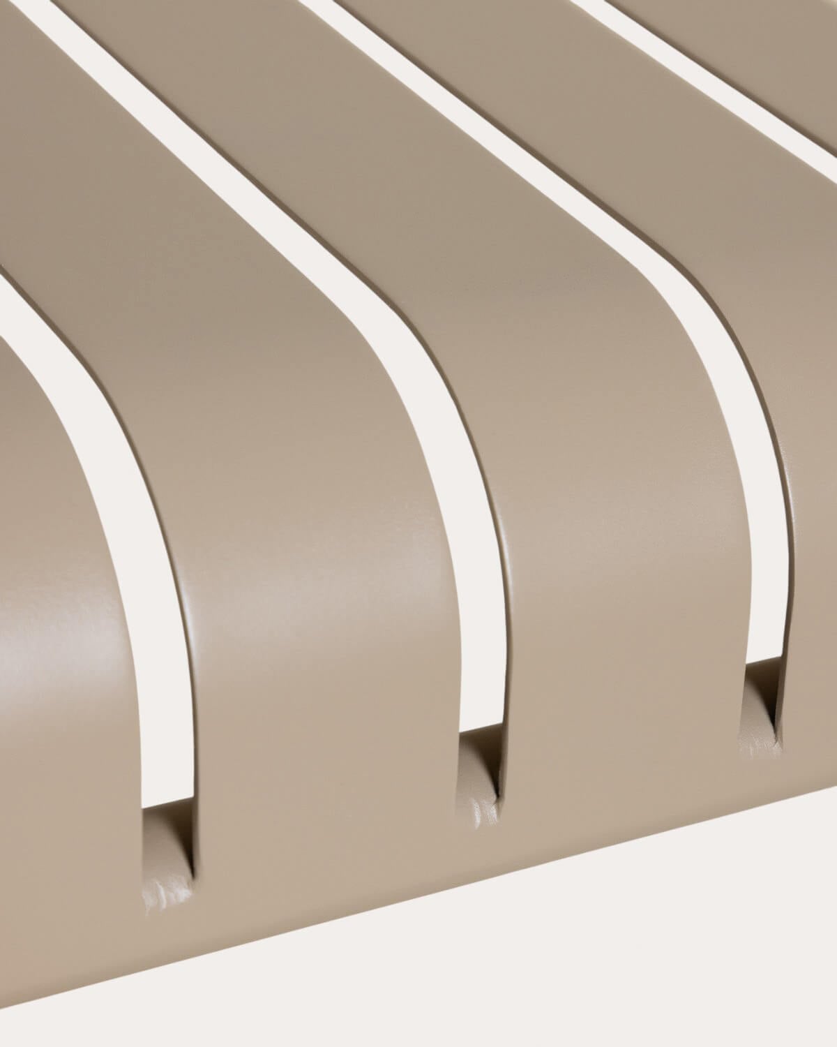 Rechteckiges Tischset (130x80 cm) und 6 Stühle mit Metallarmlehnen Tavo, Galeriebild 6