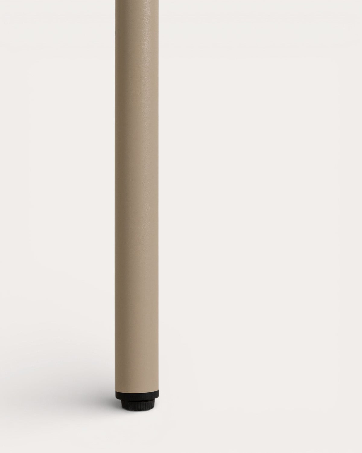 Rechteckiges Tischset (130x80 cm) und 6 Stühle mit Metallarmlehnen Tavo, Galeriebild 9