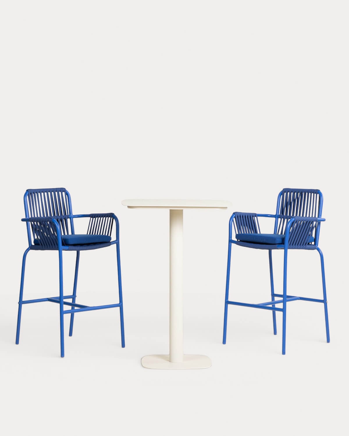 Square Stehtisch-Set (70x70 cm) Zoilo und 2 Aluminium-Hocker (75 cm) Drian für den Außenbereich, Galeriebild 1