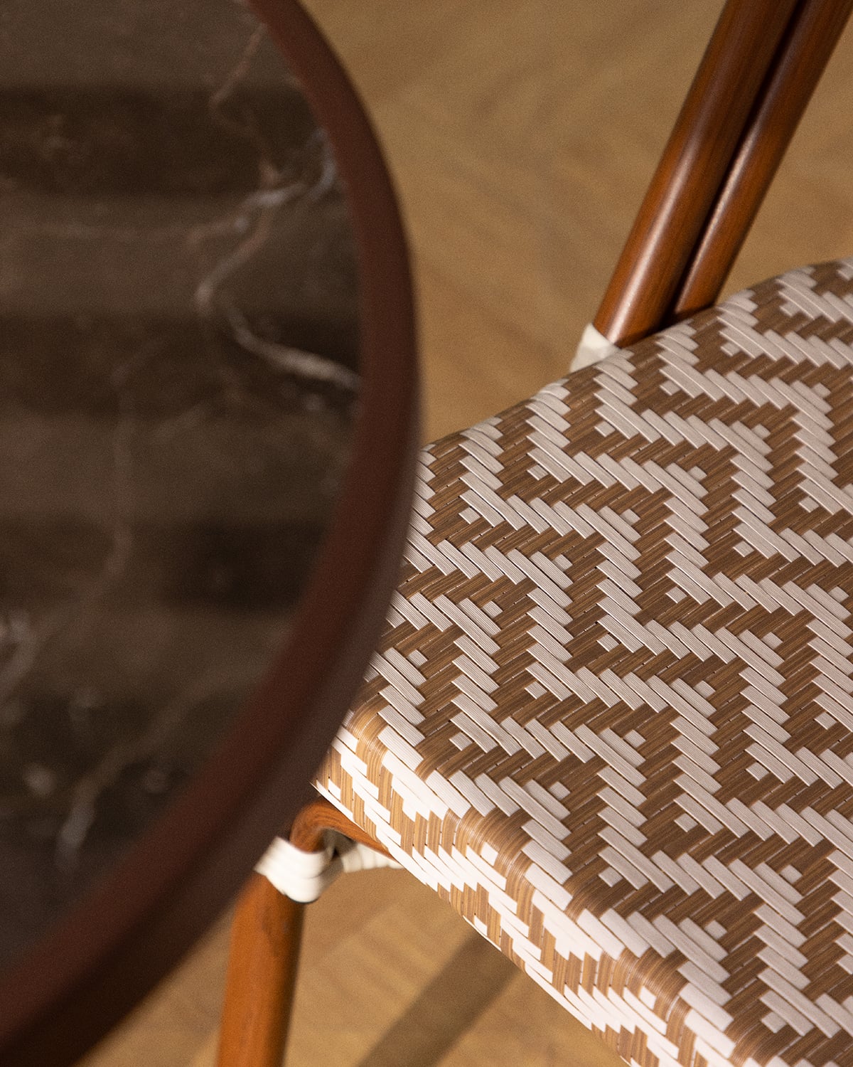 Yona Bistro-Essgruppe mit rundem Tisch (Ø 60 cm) und 2 Stühlen aus Metall und synthetischem Rattan, Galeriebild 6