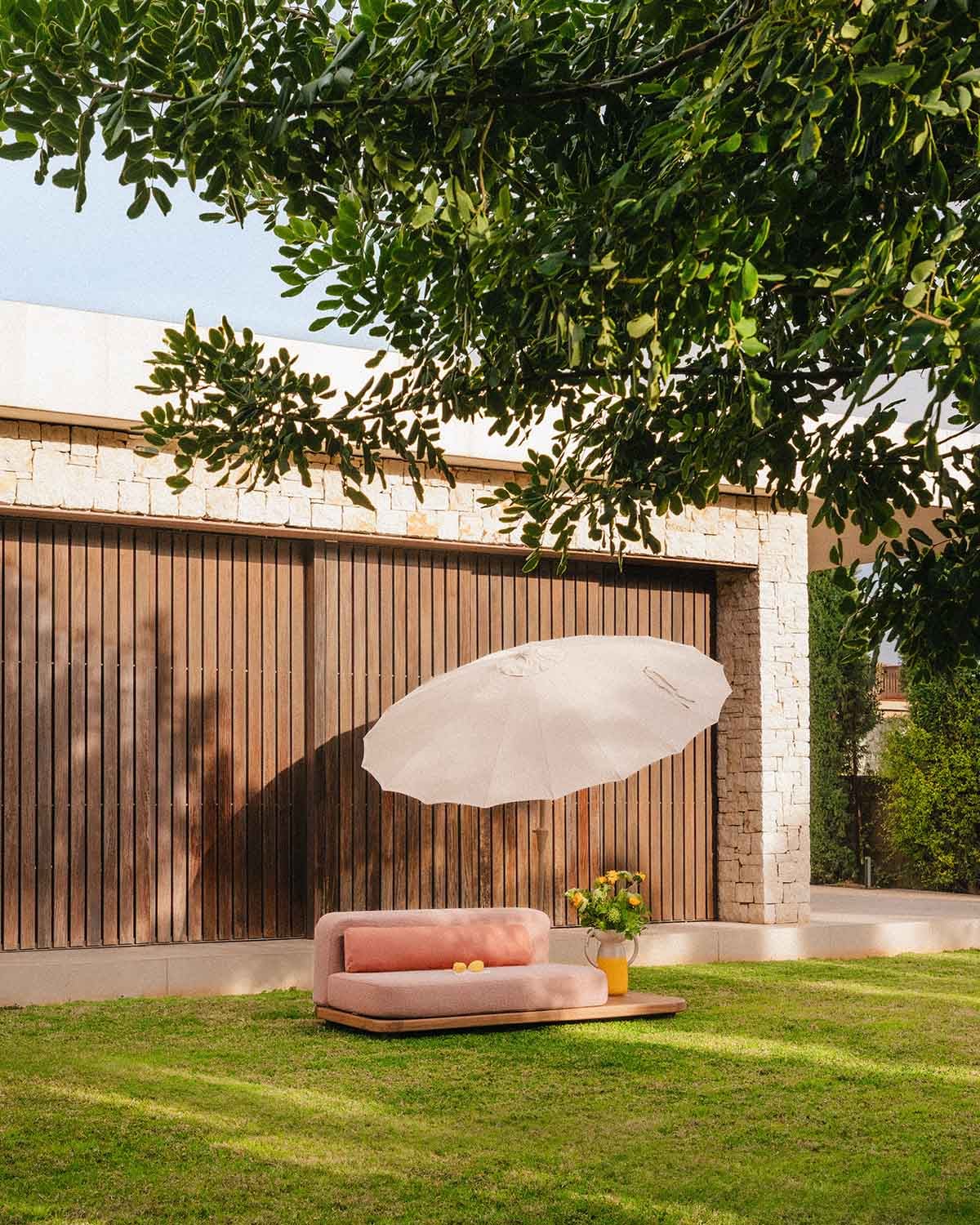 Modulares Sofa-Modul für 2-Sitzer-Gartensofa mit Beistelltisch aus Akazienholz und Stoff Redik, Galeriebild 2