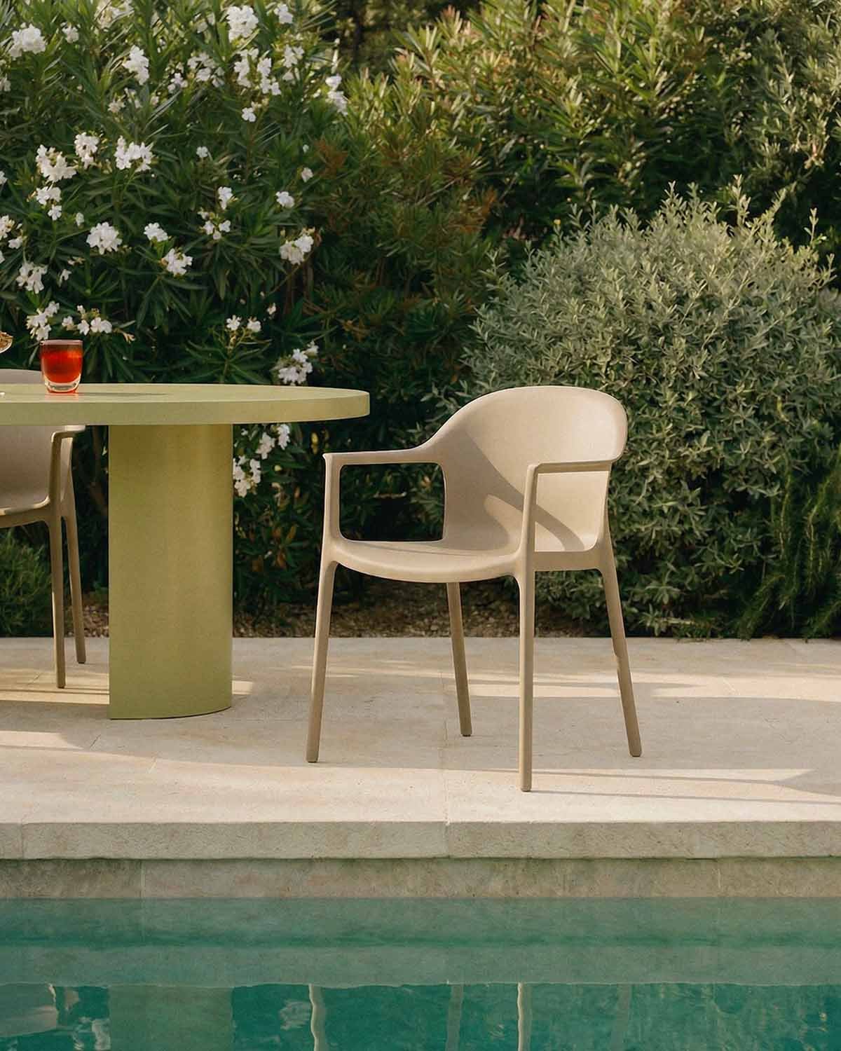 Gartenstuhl aus Polypropylen mit Armlehnen Juana, Galeriebild 2