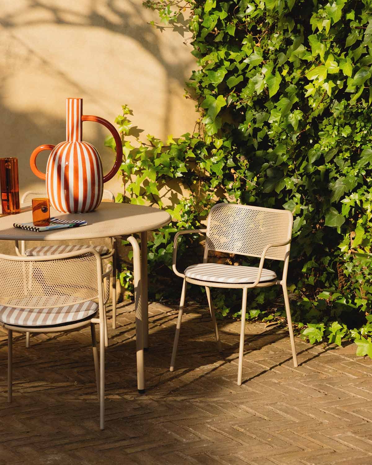Outdoor-Rundtischset (Ø110 cm) und 4 Stühle mit Metallarmlehnen Dorothea, Galeriebild 3