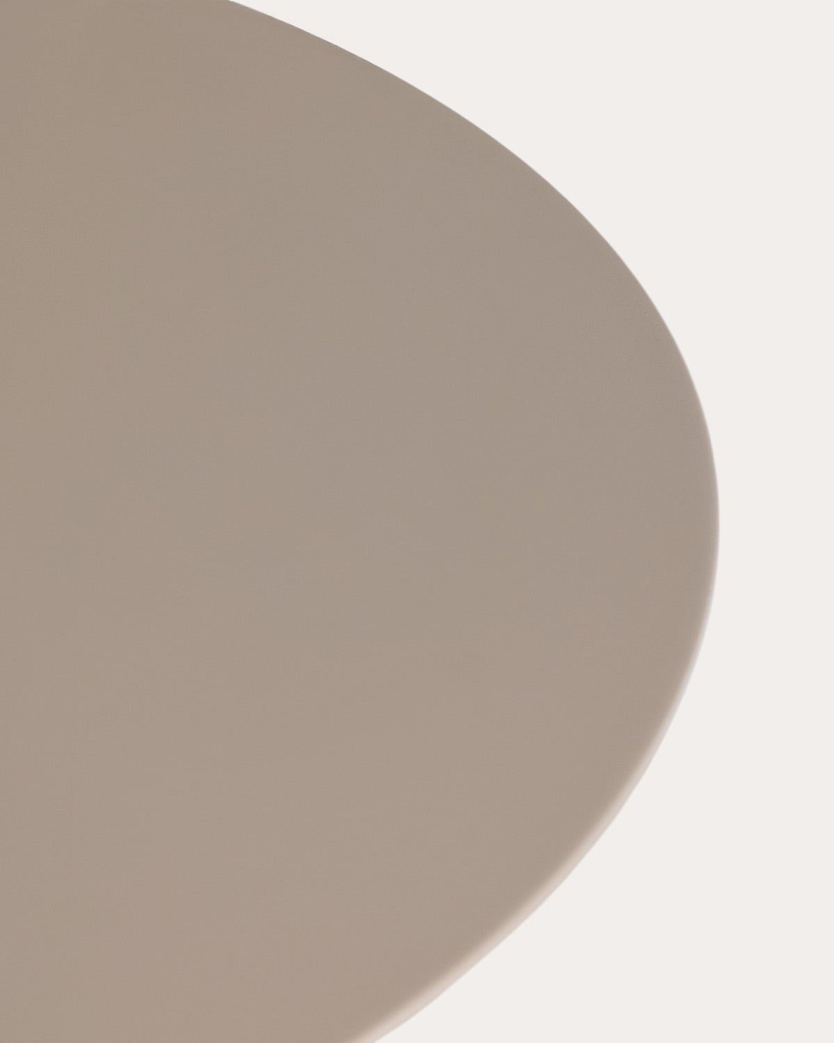 Banon Runder Metalltisch (Ø70 cm) und 2 Anier Outdoor-Polypropylenstühle, Galeriebild 6