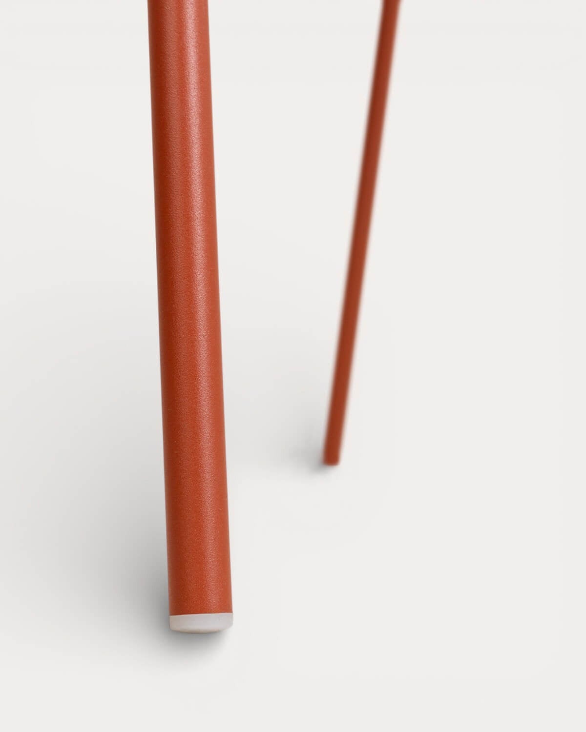 Banon Runder Metalltisch (Ø70 cm) und 2 Anier Outdoor-Polypropylenstühle, Galeriebild 9