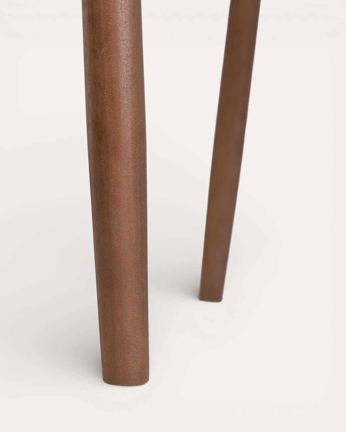 Rechteckiger Zementtisch Eneiza (230x110 cm) und 8 Clhoti Outdoor-Holzarmstühle, Galeriebild 8