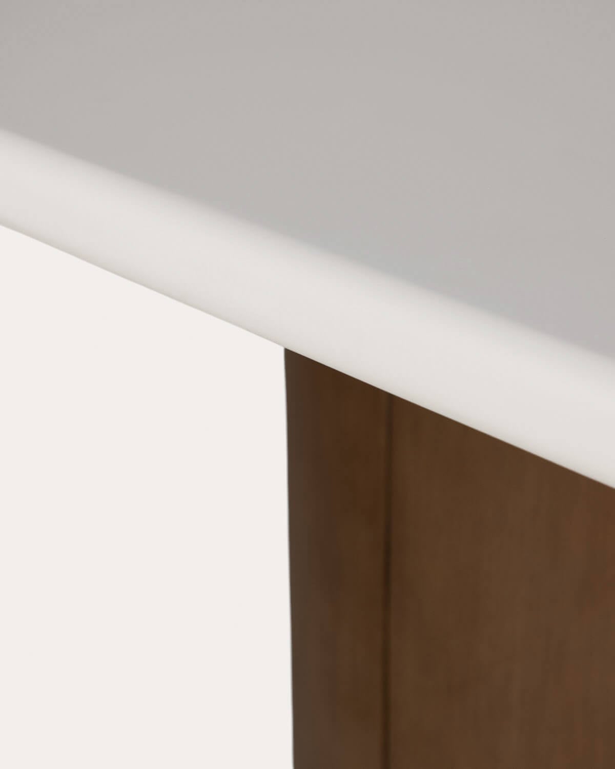 Rechteckiger Zementtisch Eneiza (230x110 cm) und 8 Clhoti Outdoor-Holzarmstühle, Galeriebild 5