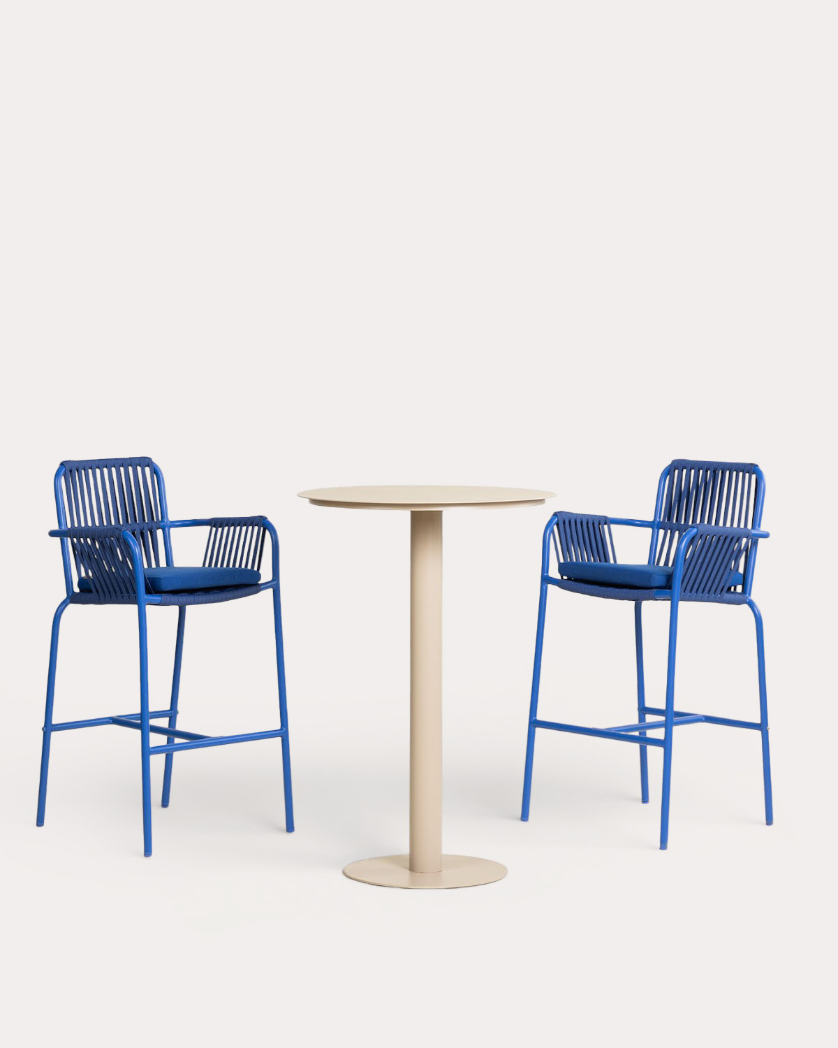 Runder Stehtisch (Ø70 cm) Banon und 2 Aluminium-Hocker (74 cm) Drian für den Außenbereich