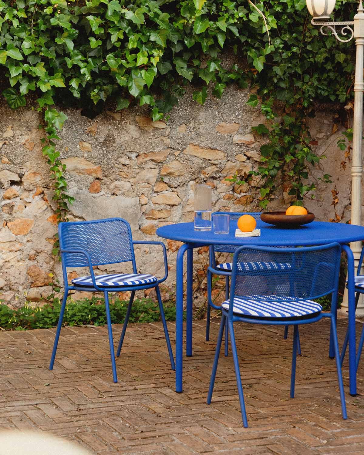 Outdoor-Rundtischset (Ø110 cm) und 4 Stühle mit Metallarmlehnen Dorothea, Galeriebild 3