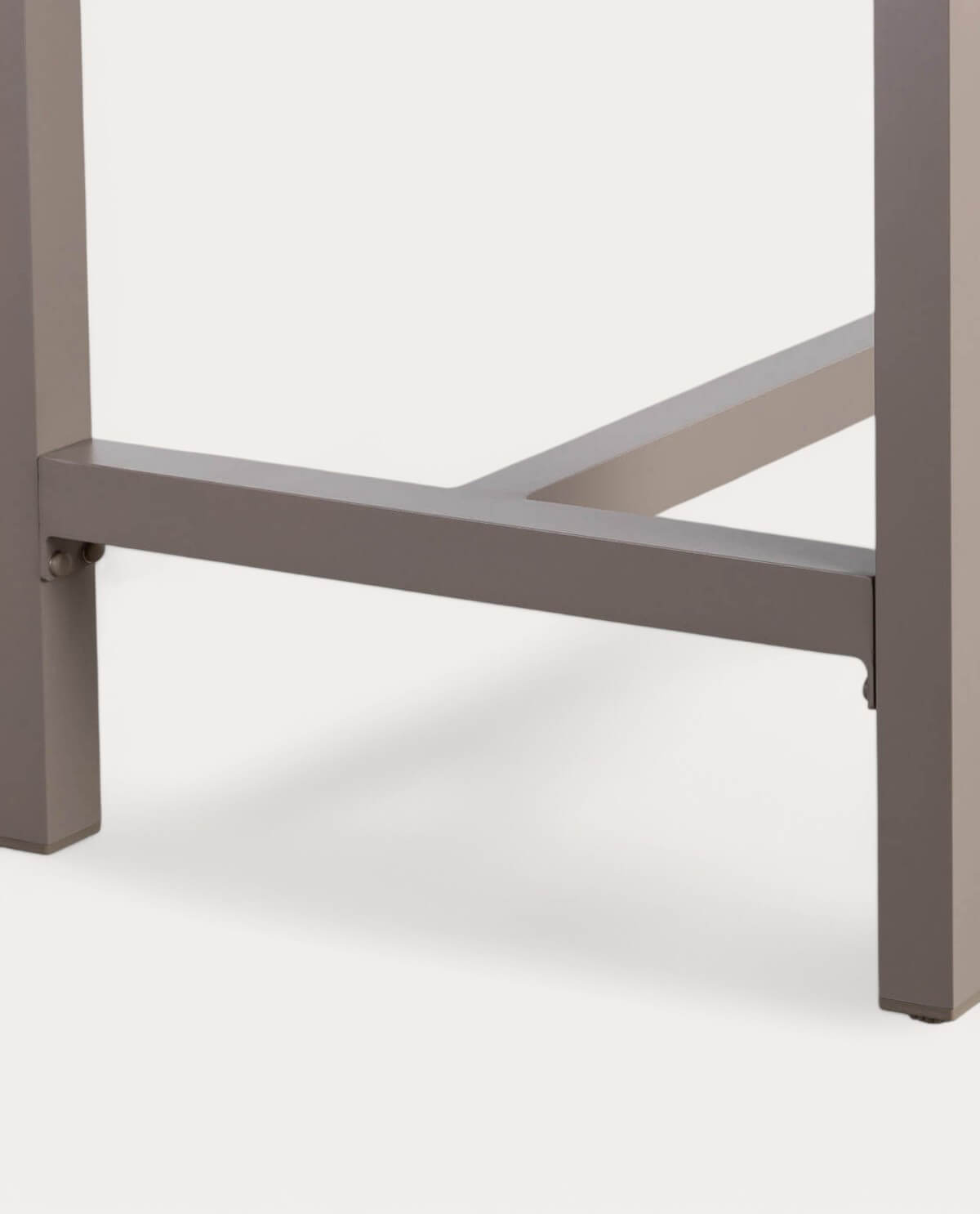 Outdoor-Stehtisch-Set (130 x 70 cm) und 4 hohe Aluminiumhocker Korce, Galeriebild 9