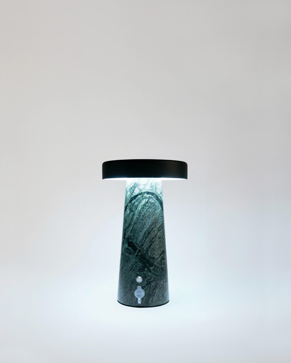 Tischleuchte aus Marmor und Metall mit kabelloser LED-Technologie Mysha, Galeriebild 4