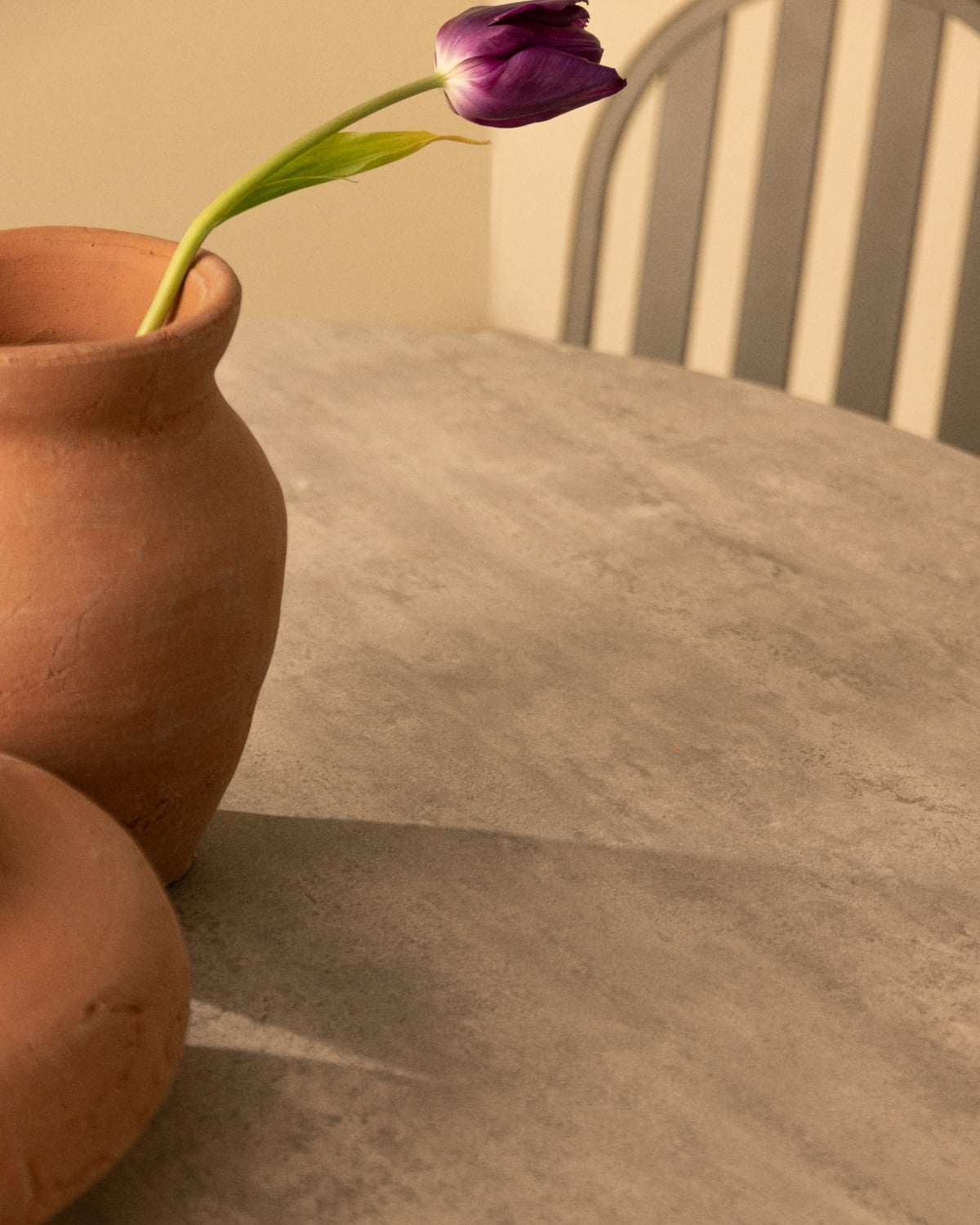 Runder Esstisch aus Metall und gehärtetem Glas (Ø120 cm) Llibet, Galeriebild 3