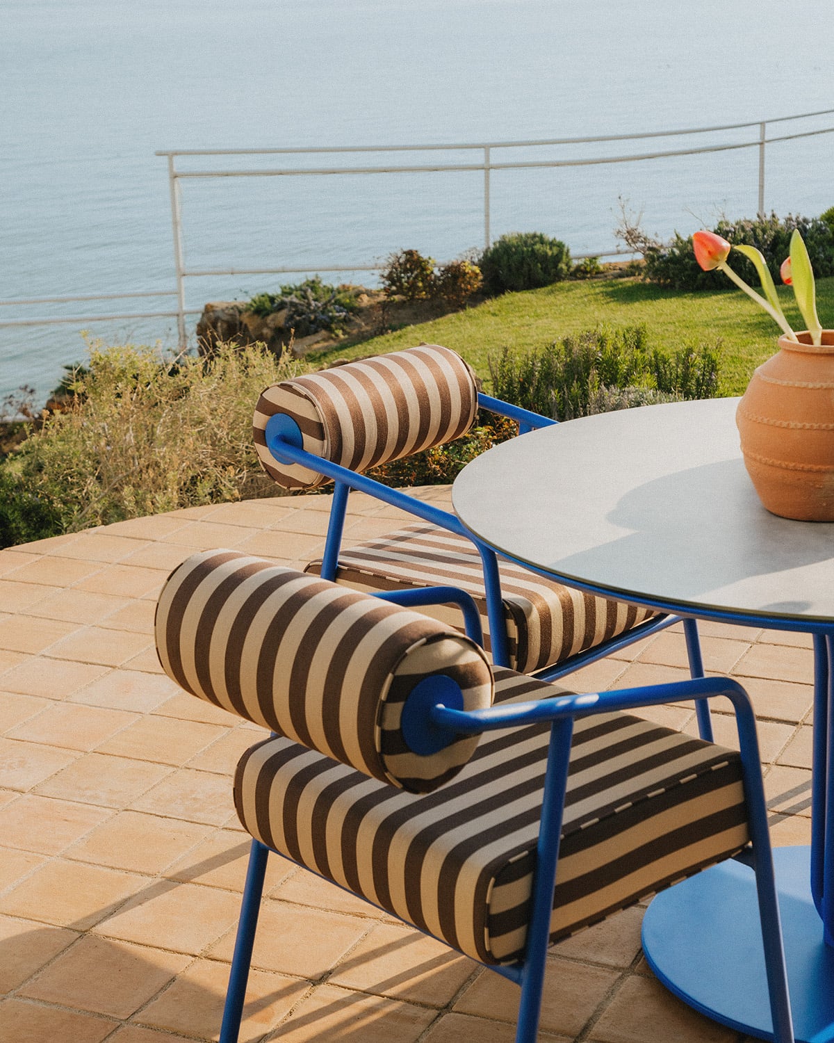 Rundtischset (Ø120 cm) Llibet und 4 Metall-Armlehnstühle Mitha für den Außenbereich, Galeriebild 3